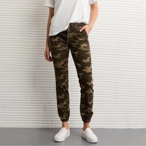 American Eagle Outfitters Green Camo Cargo Pants